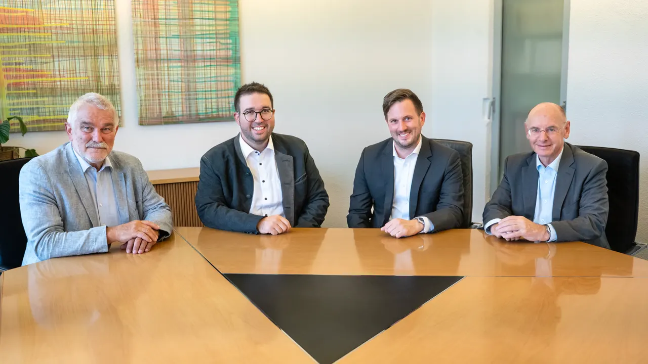 Die Partner der advore rechtsanwälte ag am Besprechungstisch der Kanzlei
